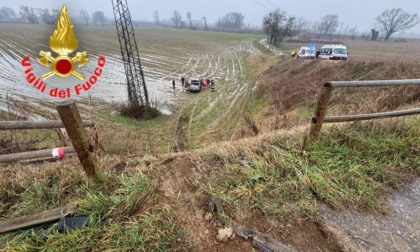 Pick-up esce di strada e finisce in un campo sottostante, due feriti in ospedale