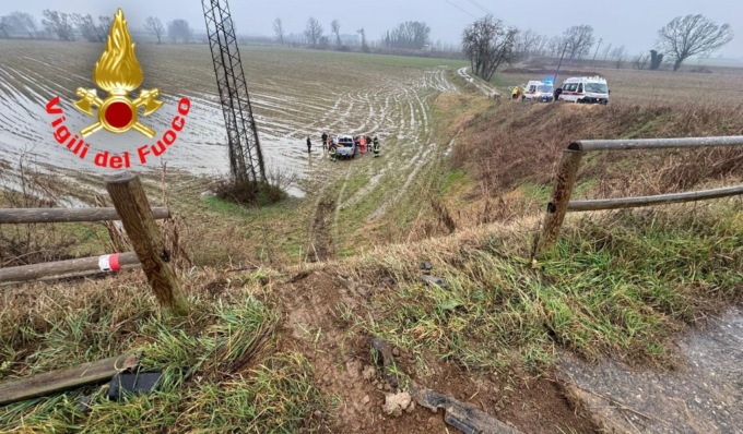 Pick-up esce di strada e finisce in un campo sottostante, due feriti in ospedale