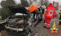 Schianto tra autoarticolato e vettura a Tavazzano: tre persone coinvolte, due estratte dalle lamiere