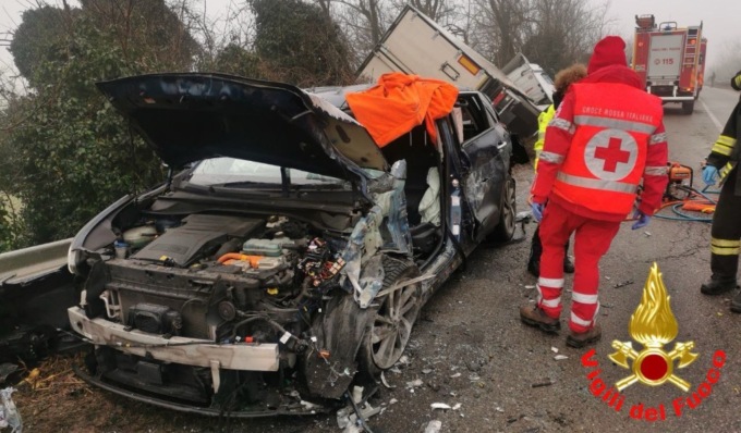 Schianto tra autoarticolato e vettura a Tavazzano: tre persone coinvolte, due estratte dalle lamiere