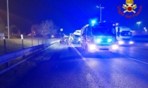 Scoppia uno pneumatico in autostrada, 36enne esce di strada con il camion