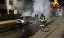 Auto parcheggiata prende fuoco a Castiraga Vidardo, pronto intervento dei pompieri