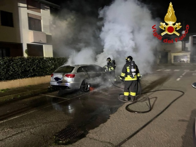Auto parcheggiata prende fuoco a Castiraga Vidardo, pronto intervento dei pompieri