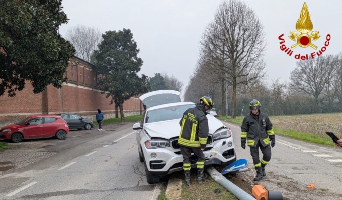 Schianto a Lodi tra tre autovetture, 6 persone soccorse dai sanitari