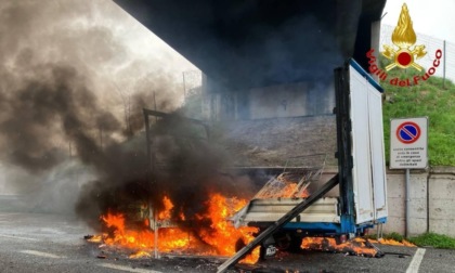 Furgone in fiamme lungo la A1, conducente in salvo ma veicolo distrutto