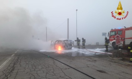 Auto in fiamme sulla Provinciale, a Maleo arrivano i Vigili del Fuoco