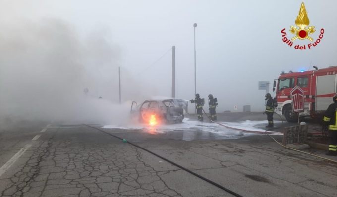 Auto in fiamme sulla Provinciale, a Maleo arrivano i Vigili del Fuoco
