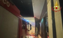 Si incastra con il camion sotto un balcone, arrivano i Vigili del Fuoco