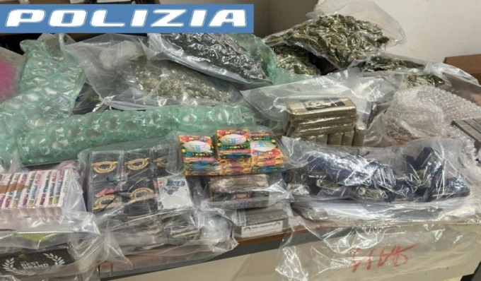 Fermato per una contravvenzione fugge a piedi nei campi, in auto 30 chili di droga