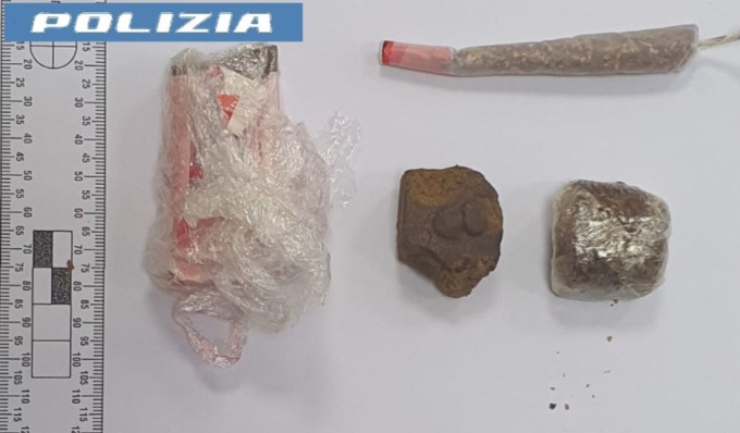 La segnalazione del vicino fa scattare il controllo, 55enne denunciato per spaccio