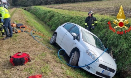 Auto finisce in un fossato, 64enne incastrato nell'abitacolo