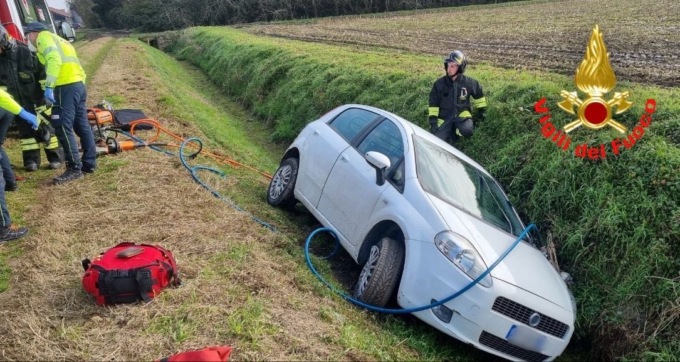 Auto finisce in un fossato, 64enne incastrato nell’abitacolo
