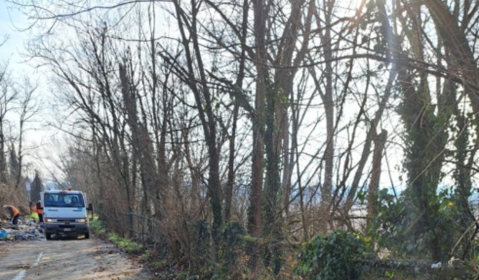 Abbandono illecito di rifiuti a Bisnate, area ripulita e fototrappola riposizionata