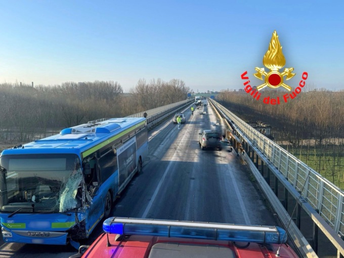 Un'immagine dall'incidente lungo il ponte sul Po a San Rocco al Porto