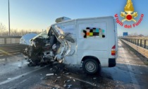 Maxi schianto sul confine: coinvolti un autobus, un furgone e due automobili