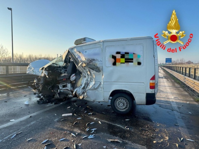 Maxi schianto sul confine: coinvolti un autobus, un furgone e due automobili