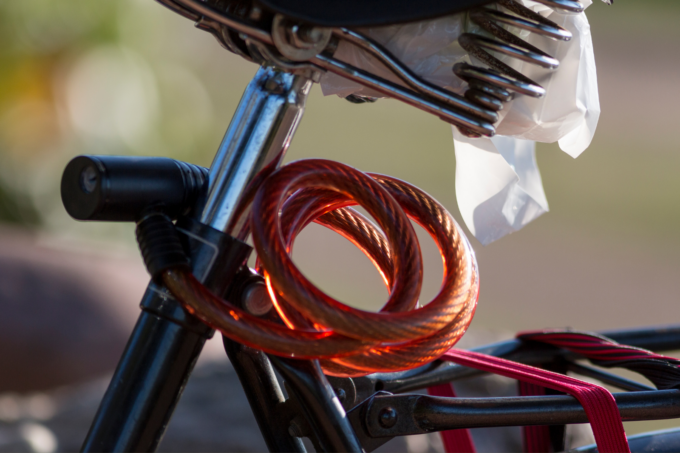 70enne sfigurato con la catena della bici per aver ripreso un ciclista contromano
