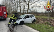 Esce di strada con l'auto e si ribalta, 32enne incastrato nell'abitacolo