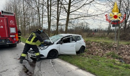 Esce di strada con l’auto e si ribalta, 32enne incastrato nell’abitacolo