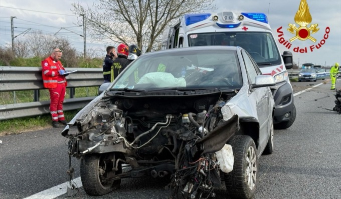Incidente in A1, auto finisce contro il guardrail all’altezza di Lodi Vecchio