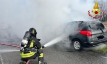 Auto in fiamme a Zelo Buon Persico, intervento tempestivo dei Vigili del Fuoco