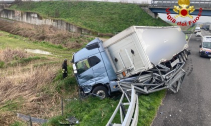 Incidente sull'Autostrada A1, perde il controllo dell'autoarticolato ed esce di strada