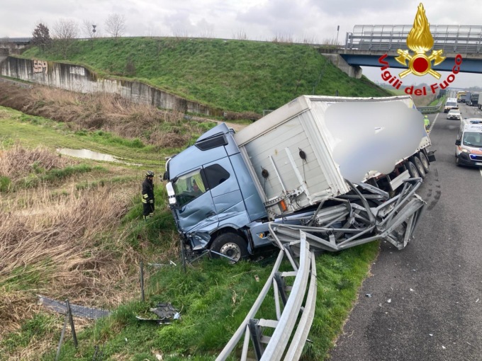 Incidente sull’Autostrada A1, perde il controllo dell’autoarticolato ed esce di strada