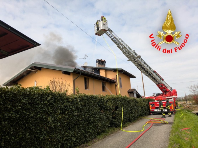 Divampa l’incendio sul tetto, l’intervento tempestivo dei Vigili del Fuoco