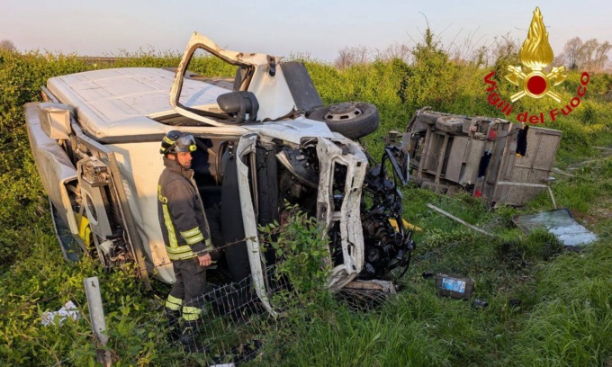 Furgone esce di strada lungo la A1 e si ribalta in un campo adiacente la carreggiata