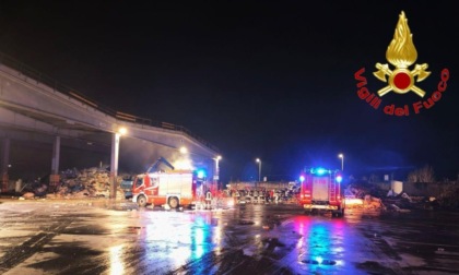 Incendio all’alba in un’azienda di Marudo, Vigili del Fuoco in azione per domare le fiamme