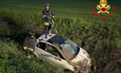 Perde il controllo del mezzo e finisce fuori strada: 52enne trasportata in ospedale