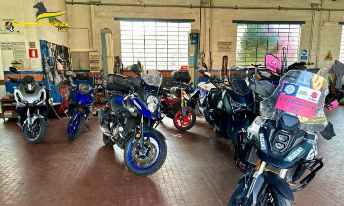 Rubano nove moto e le nascondono in un deposito nel Lodigiano, furto da 80mila euro