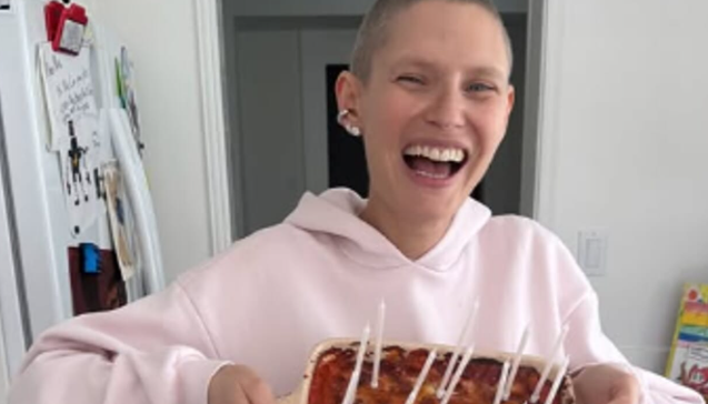 Bianca Balti festeggia i suoi 41 anni (con le lasagne) e racconta la nuova terapia