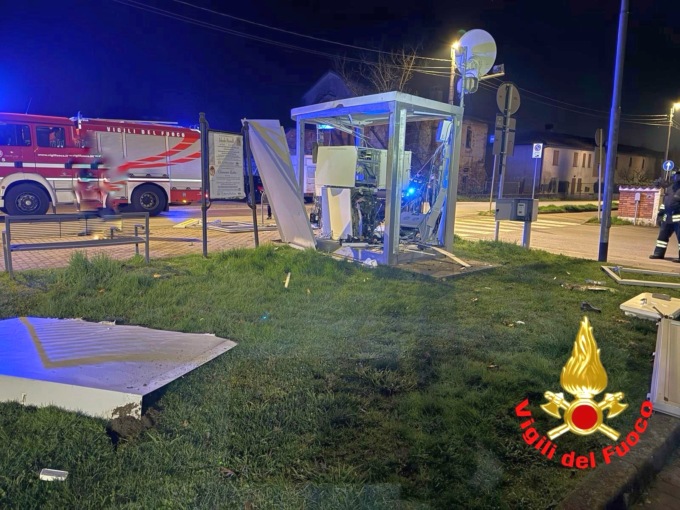 Assalto notturno al Postamat: i banditi fanno esplodere lo sportello a Merlino