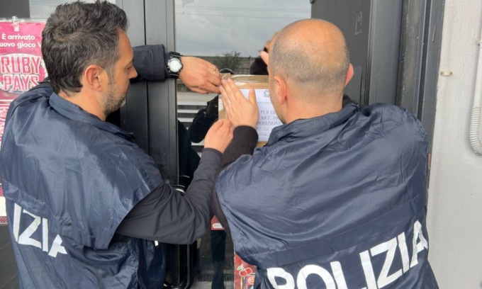 Con il Pos anticipava il denaro ai clienti rimasti “a secco”, chiusa sala slot a Sordio