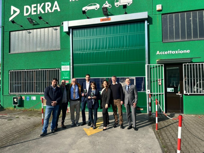 Da sinistra Prof. Paolo Cassinari, Dott. Franco Basile, Preside De Giorgi, Sindaco Furegato, Vicepresidente provincia Tonarelli, Lavinia Ceccarelli DEKRA, Presidente consiglio Istituto Volta Cristiano Galletti, Gio