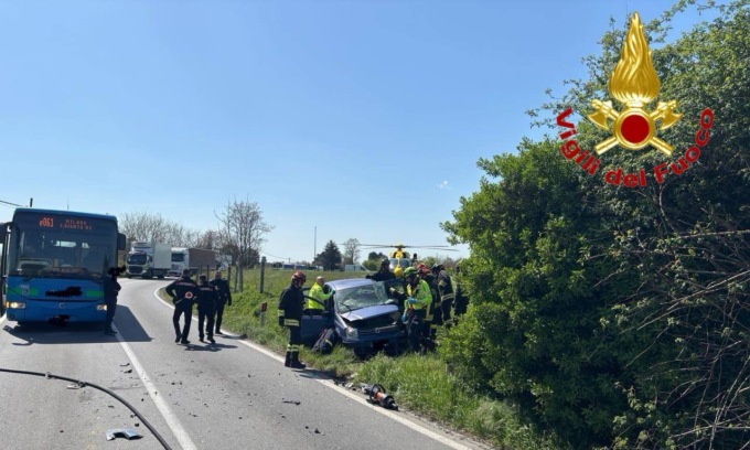 Schianto tra auto e mezzo pesante, due feriti incastrati nell’abitacolo: arriva l’elisoccorso