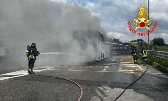 Pullman in sosta prende fuoco, evacuato l’Autogrill di Somaglia