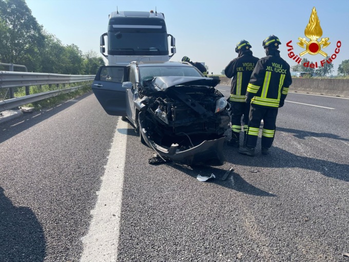 Scontro tra furgone e auto sulla A1, soccorse 6 persone rimaste coinvolte
