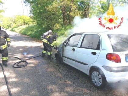 Auto in marcia va in fiamme lungo la strada: arrivano i vigili del fuoco
