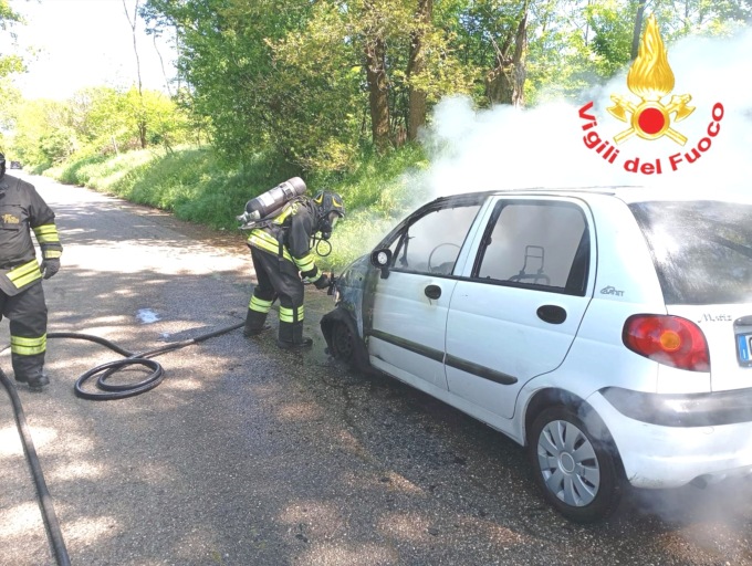 Auto in marcia va in fiamme lungo la strada: arrivano i vigili del fuoco