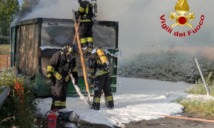 Fiamme in strada a Ospedaletto Lodigiano, a fuoco il container di un camion