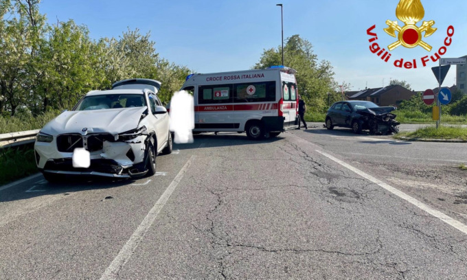 Frontale tra due auto a Tavazzano con Villavesco, 71enne ferita