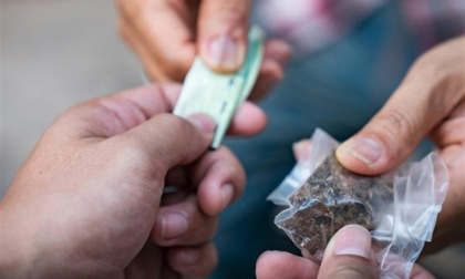 Gli trovano la droga in casa e scappa dalla finestra, pusher 21enne arrestato a Lodi