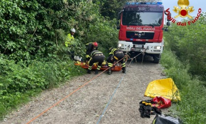 Ciclista cade in una scarpata, soccorso dai Vigili del Fuoco e trasportato in ospedale