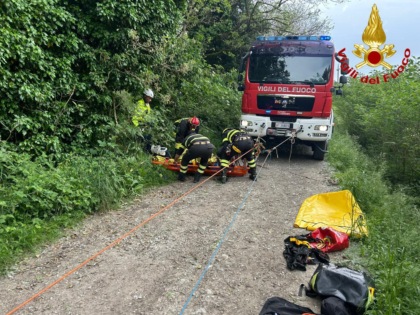 Ciclista cade in una scarpata, soccorso dai Vigili del Fuoco e trasportato in ospedale