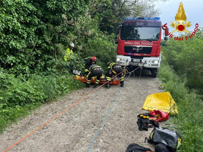 Ciclista cade in una scarpata, soccorso dai Vigili del Fuoco e trasportato in ospedale