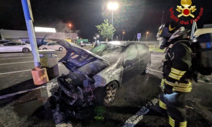 Divampa l'incendio nel parcheggio, auto divorata dalle fiamme