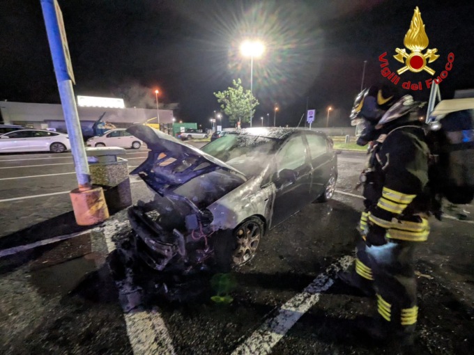 Divampa l’incendio nel parcheggio, auto divorata dalle fiamme