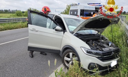 Scontro tra auto e camion, soccorse tre persone: l'intervento dei Vigili del Fuoco